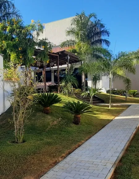 Residência com paisagismo em destaque
